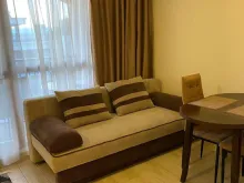 sofa rozkładana, krzesła, stół