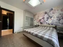 szafa, łózko w sypialni