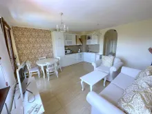 sofa, telewizor, aneks kuchenny, stół obiadowy