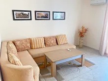 sofa narozna, stół