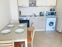 aneks kuchenny, stolik z krzesłami. pralka