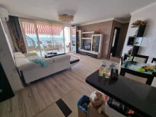 sofa rozkładana, stół obiadowy, krzesła