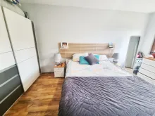 szafa, łóżko podwójne, lampka z stolikiem