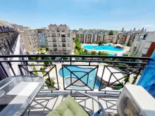 stolik, krzesło, widok na basen z tarasu