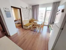 lodówka, stół obiadowy, sofa rozkładana