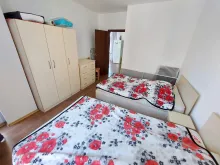 dwa łóżka sypialniane