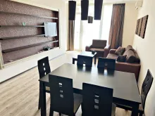 stół obiadowy, krzesła, sofa,