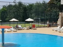 basen, leżaki