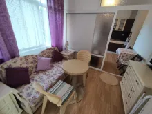 Pokój dzienny z umeblowaniem