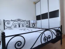двуспальная кровать, шкаф