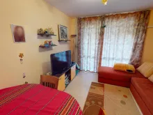 telewizor, sofa narozna, stolik