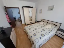 dwuosobowe łóżko, szafa, komoda