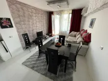 sofa, stół z krzesłami