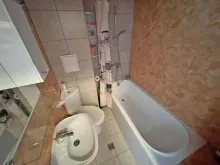 umywalka, wanna z prysznicem, toaleta