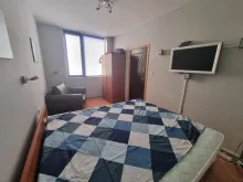 telewizor, fotel, łóżko pietrowe