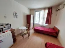 stół z krzesłami, szafa, łóżka pojedyńcze