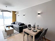 stół obiadowy z krzesłami. sofa