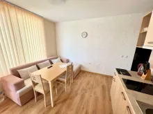 Sofa ze stolikiem i krzesłami