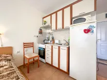 krzesło, lodówka, mikrofala, aneks kuchenny