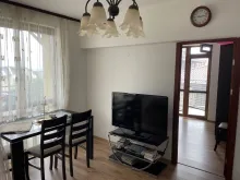 stół z krzesłami, telewizor