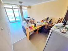 Stół z krzesłami lodówka