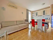 Sofa i stół z krzesłami