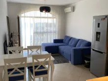 stół obiadowy, lodówka, sofa rozkładana