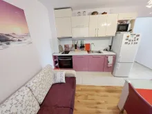 sofa rozkładana, aneks kuchenny