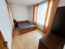 lozko i szafa w sypialni
