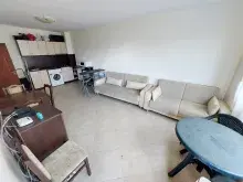 sofa, stół, aneks kuchenny