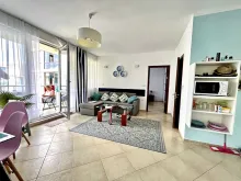 stolik z krzesłami, sofa