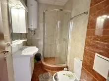 kabina prysznicowa i toaleta