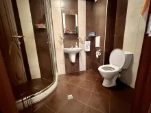 Kabina prysznicowa, umywalka, toaleta
