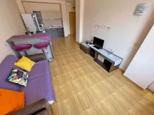 Sofa, telewizor, stół z krzesłami