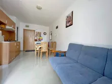 aneks kuchenny, stół z krzesłami, sofa rozkładana