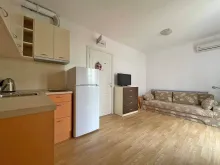 lodówka, sofa, aneks kuchenny