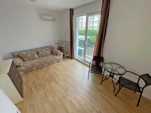 sofa, stolik z krzesłami