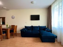 Sofa, stół z krzesłami