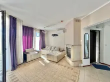 sofa i kominek