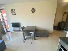 Stół z krzesłami telewizor