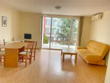 Sofa i stół z krzesłami