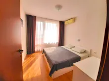 Łóżko i szafa w sypialni