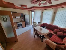 Sofa i stół z krzesłami
