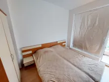 szafa, łóżko w sypialni
