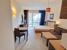 wersalka, sofa, stół z krzesłami