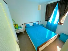 Łóżko i szafa w sypialni