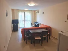 Sofa i stół z krzesłami