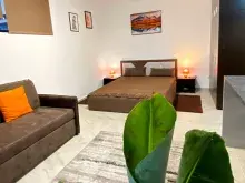 sofa, łózko, lampki nocne