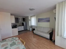 salon z sofa i szafa