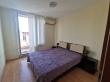 łózko w sypialni